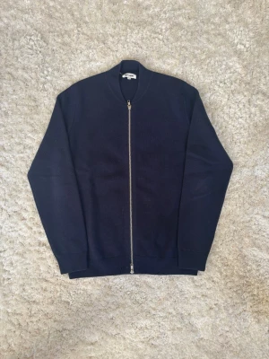 Mörkblå Kashmir Cardigan från Soft Goat - Riktigt snygg Kashmir cardigan från soft goat. Denna cardigan plus en fet skjorta på en fin sommarkväll går nästan inte att slå. Nypris på denna ligger runt 2700 så passa på att köpa den innan någon annan gör det😉. Har du frågor så är det bara att skriva såklart!✍️💬😁