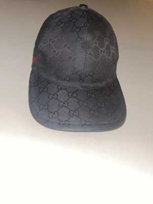 Äkta svart Gucci keps - Säljer min Gucci keps som är i gott skick använd ett par gånger. Priset är ej hugget i sten, skriv vid minsta lilla fundering☺️