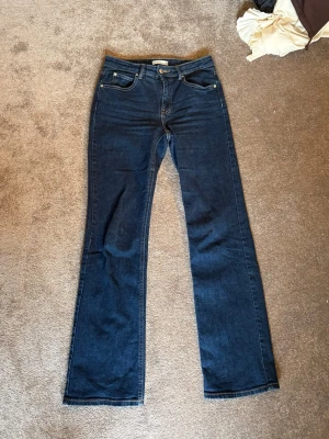 Jeans - Så snygga mörkblåa jeans ⭐️ Super skick! Skriv vid intresse eller frågor 🤍