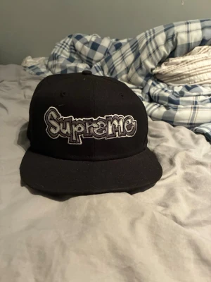 Supreme x New Era - Nästintill oanvänd Supreme keps. Kepsen har till störst del legat i garderoben. Pris kan diskuteras. 