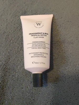 Dragonfruit & BHA Detox Lermask - Dragonfruit & BHA Tropical Detox lermask från Warda Luxury Skincare. Innehåller salicylsyra och passar alla hudtyper. Ger antioxidant skydd, detoxar och ger lyster. Tub i vit plast med svart lock, 50 ml.