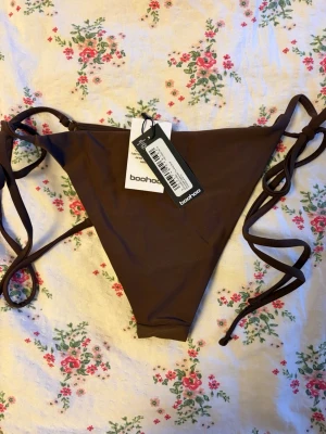 Bruna bikiniunderdelar från Boohoo - Helt ny bikiniunderdel! Överdelen säljs separat!🤎