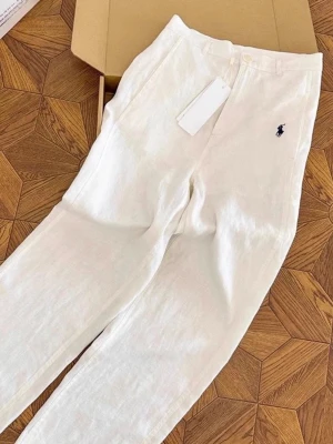 Vita linnebyxor från Polo Ralph Lauren - Säljer ett par fräscha vita linnebyxor från Polo Ralph Lauren. Byxorna har rak passform, diskreta sidofickor och den klassiska mörkblå loggan broderad vid fickan. Perfekta för en clean och stilren look. Materialet är 100% linne för en luftig känsla.