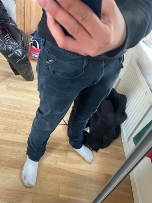 Mörkblå jeans från Replay  - Säljer dessa snygga  Replay storlek 32/32🔥