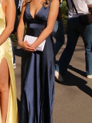 Marinblå långklänning med rosett - Säljer en marinblå/mörkblå balklänning från ASOS i satin. Modellen är slutsåld och klänningen har en öppen rygg med en rosett som man knyter. Den är i storlek 34 men passar även 36. Lång modell och helt orörd i längden, så den går att sy upp om man vill. Perfekt som balklänning, maxiklänning, festklänning eller till studentbal och andra fina tillfällen. Den är utan defekter och använd endast en gång. Nypris 1839kr💙