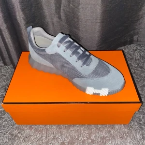 H&M skor - Säljer ett par stilrena H Bouncing sneakers från H i mycket fint skick. En exklusiv och modern modell med sportig design, perfekt för dig som vill kombinera komfort med lyx.  Skorna är tillverkade i högkvalitativa material och ger en riktigt snygg look till både vardag och mer uppklädda outfits. Väldigt sköna att gå i.  • Storlek: 44 • Färg: Grå med vita detaljer • Skick: Mycket bra, Oanvända • Pris: 2100 kr  Skickas samma arbetsdag! Alltid noggrant paketerad. Hör av dig vid frågor!