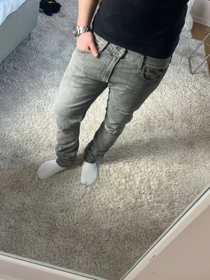 Ralph Lauren jeans med slitningar  - Ralph Lauren Jeans | Bra skick | Storlek 33/32 | Pris - 599kr | Modellen är ca 180cm lång | Hör av dig vid minsta fråga eller fundering!!