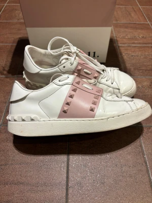 Valentina skor  - Säljer dessa supersöta skorna från Valentino💕💕Nypris 7750kr. Man får med boxen, två dust bags, en extra nit samt kvitto🥰Använda mycket men lämnats in på lagning så inte sönder på utsidan, sulorna är slitna men inget man tänker på!! Hälarna är lite nedtrampade men inte heller något man tänker på! Går säkert att få ännu vitare med medel, (skosnörena tvättas innan de skickas)