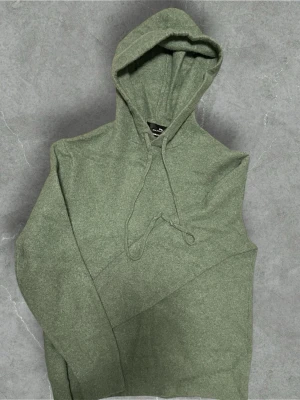 Ralph lauren Kashmir hoodie - Nypris 6000. Storlek S passar xs också. Säljer en stilren grön hoodie från Ralph lauren med klassisk huva och dragsko. Hoodien har ribbade muddar vid ärmslut och nederkant, samt en mjuk och bekväm känsla. Perfekt för en avslappnad look.