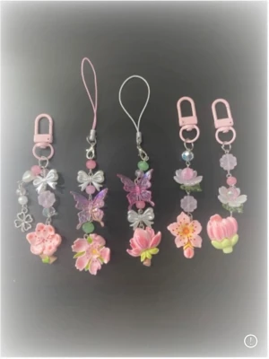 Flower keychain  - 100% handgjord av mig! Snälla kontakta innan du trycker på köp nu, ifall de redan har blivit såld på en annan app🫶🏼 kontakta och säg vilken du vill ha! #trinket #y2k #alt #emo #goth #anime #kpop #scene #whimsical #fairy #fairycore #fairygrunge #kawaii #coquette #sanrio #juminocore #shoujo #swag #mlp #mylittlepony #bluelock #saikik #demonslayer #naruto #jujutsukaisen #jjk