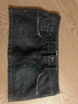 Mörk jeanskjol med fickor - Snygg mörkblå jeanskjol, aldrig använd!! Passar också S