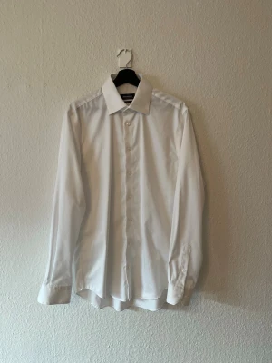 Vit skjorta från dressmann - Vit skjorta från dressmann storlek L-slimfit. 100% bomullsskjorta och strykfri 