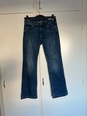 Blå jeans - Ett par jättesnygga jeans från esprit! Tveka inte att fråga om mått eller fler bilder.
