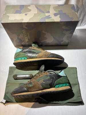 Valentino Rockrunners  - Hej! Säljer nu mina skor från märket Valentino, storlek 41.5 bra skick, allt på bilden ingår. Tveka inte på att höra av dig om du har frågor eller funderingar kring skorna! 