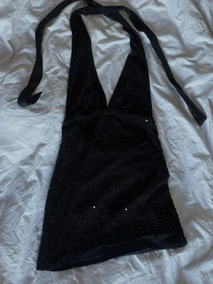 Kort klänning - Säljer en kort väldigt fin klänning från Shein. Super skönt material på insidan. Det är knytning runt nacken och öppen rygg, super fint nu inför sommaren🩷Det är i bra skick då den bara provats 2/3 gånger☺️