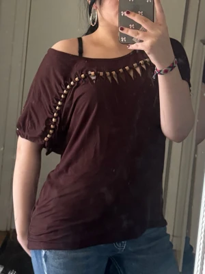 Brun topp - Säljer min bruna y2k topp, nästan aldrig använt🤎💋 Väldigt fin och unik stil. Skulle säga den passar xs-s, jag bär vanligtvis S