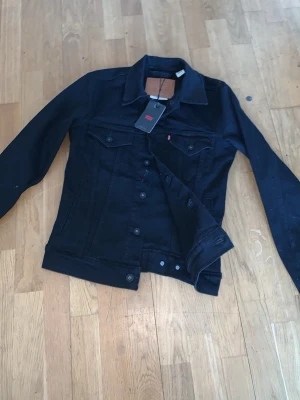 Svart jeansjacka från Levi's - Snygg svart jeansjacka från Levis. Helt ny och oanvänd med tags. Nypris 1.5
