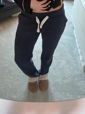 Mörkblå mjukisbyxor  - Säljer ett par mörkblå mjukisbyxor från russemerch. Byxorna har avslappnad passform  och är perfekta för chill dagar hemma eller när du vill vara bekväm.