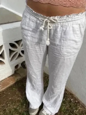 Vita Roxy linnebyxor  - Säljer ett par vita Roxy linnebyxor med avslappnad passform. Fint skick och inga fläckar. 