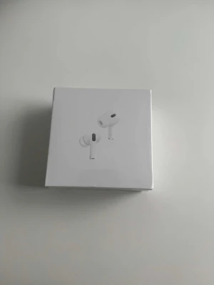Apple AirPods Pro (2nd gen) hörlurar - Säljer ett par Apple AirPods Pro (2nd generation) med MagSafe-laddningsetui. Trådlösa in-ear hörlurar i vit färg med stilren och kompakt design. Perfekta för musik, samtal och träning. Levereras i originalförpackning.