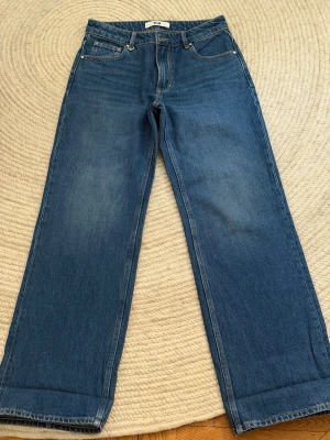 Jeans från NEUW  - Modell Daria baggy stl 26 och längd 32. Använt dem endast 1 gång och säljer dem pga att de känns för små. Nypris 1499 köpta på PLAGG i Stockholm i januari 2026. Säljer dem för halva priset !