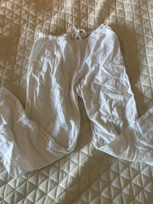 Vita linnebyxor från Gina Tricot - Säljer ett par vita linnebyxor från Gina tricot. Perfekta nu till vår och sommar. Pris kan diskuteras💞
