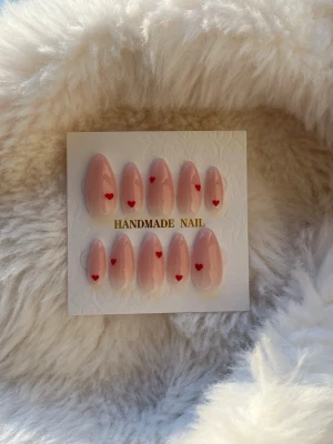 Press on nails  - Fina egen gjorda press on nails med valentine tema💝 mått  Tumme 15mm, pekfinger 11mm, långfinger 13mm, ringfinger 11mm , Lillfinger 8,5mm 