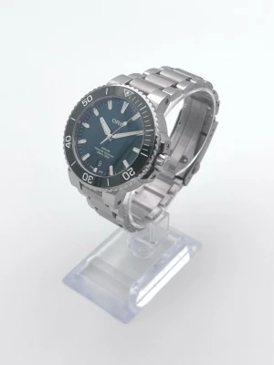 Oris Aquis Date - • Modell: Oris Aquis Date (Grön) • Storlek: 39,5 mm • Referens: 01 733 7732 4157 • År: 2019 • Skick: Mycket Bra • Medföljer: Fullset