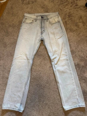 Levis 555 ’96 Relaxed Straight  - Säljer detta par Levis i en relaxed straight modell som sitter otroligt bra. Färgen är en väldigt ljus tvätt. Storlek W31L32. Har inte använts mycket och har därför inga fläckar eller hål.  Hör gärna av dig vid frågor eller prisförslag!