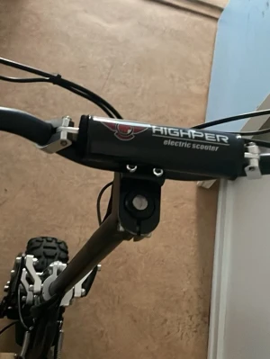 HIGHER elektrisk scooter svart - Säljer en elektrisk scooter från HIGHER med robusta grovmönstrade däck och stötdämpare. Styret är svart med märkets logga och texten 'electric scooter'. Perfekt för dig som vill ta dig fram snabbt och smidigt. Bak hjulet är punkad och den går inte och ladda men vi köpte den för 10000kr det är därför vi säljer den för så lite skriv om du är intresserad.