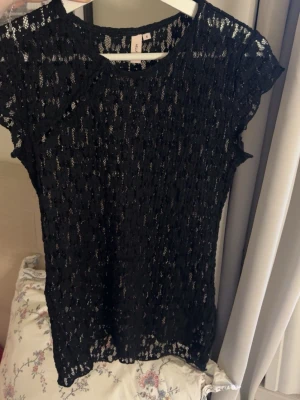 Svart spetsblus med knappar - Säljer en svart genomskinlig tröja med ett fint mönster från Nelly!!💕💕