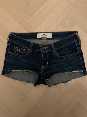 Lågmidjade jeansshorts Hollister - Storlek w25/xs. Super lågmidjade ☺️