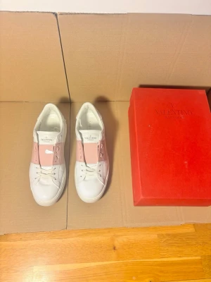 Valentino Open Sneaker Patent Pink 38 - Storlek 38, nypris ~7000kr, 100% äkta 