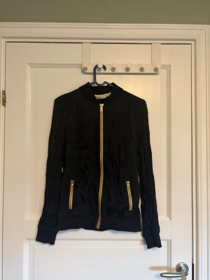 Svart bomberjacka med guldiga dragkedjor - Skicka meddelande för fler bilder eller vid frågor<3