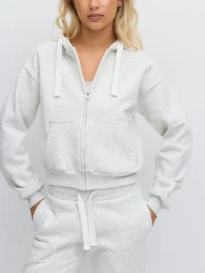 Ljusgrå hoodie från Gina Tricot - Ljusgrå hoodie med dragkedja från Gina Tricot. Hoodien har vita dragsnören och har två fickor framtill. Säljer då den inte passar mig! Pris kan diskuteras💕.Har använts ett fåtal gånger🥰