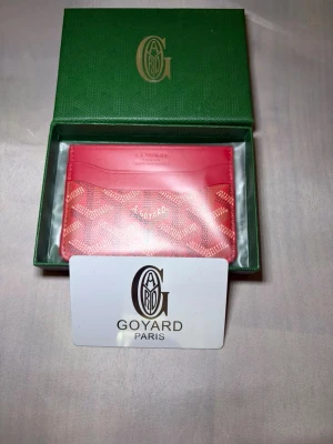 Röd plånbok  - Ifall ni har några funderingar så är det bara att fråga 