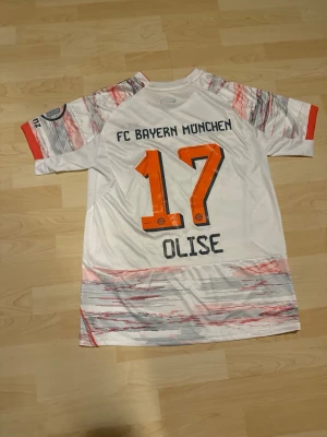 #17 Olise Bayern München Borta Kit 2025/26 - Stilren fotbollströja i helt nytt skick. Tröjan är inte använd en endaste sekund.