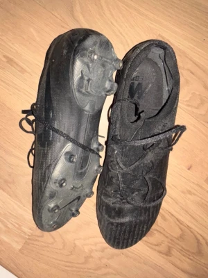 Nike Mercurial Vapor 12 unika - Säljer mina unika Nike Mercurial Vapor 12 ”Stealth Ops” släppta 2018. Köptes för 2500kr Använda men inga hål och super bra passform Storlek 44.5 passar definitivt storlek 44