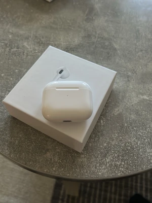 Vita trådlösa hörlurar Apple AirPods - Dom är fa ke så alla vet men dom låtar bra 