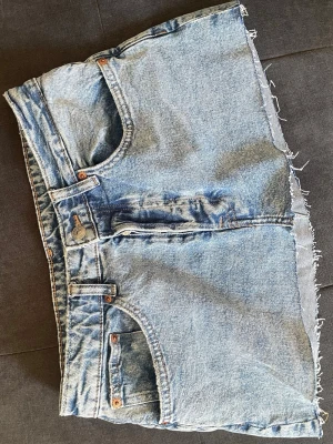 Lågmidjad kjol - En lågmidjad jeanskjol. Vill ni veta midjemått är de bara skriva samt vid andra funderingar💗