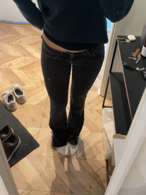 Svarta only jeans - Säljer mina svarta jeans ifrån only i storlek 26/36. De sitter jättefint och är fint lågmidjade. De är bootcut med lite slitningar bak i benen då de är väldigt långa men är inget som syns när de väl är på. Sitter perfekt i och med att de inte är allt för tajta! Nypris ca 700 kr