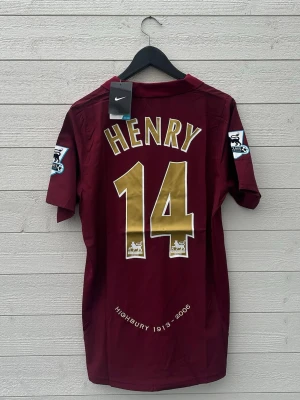 Thierry Henry Arsenal Fotbollströja - Säljer en Arsenal fotbollströja med Henry 14 på ryggen som är helt ny med prislapp!