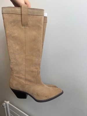 stövlar  - beiga mockastövlar från Zara, finns en del defekter men fortfarande väldigt fina. Köpta för 1300kr