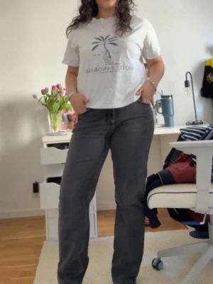 Raka jeans gina tricot - Har använts en gång men är precis som nya 🥰 Säljer för att jag har ett par liknande  Storlek: 42 men lutar åt det mindre hållet