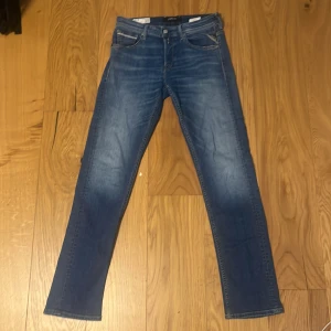 Blå Replay Grover jeans straight fit - Säljer ett par blå Replay Grover jeans i straight fit. 