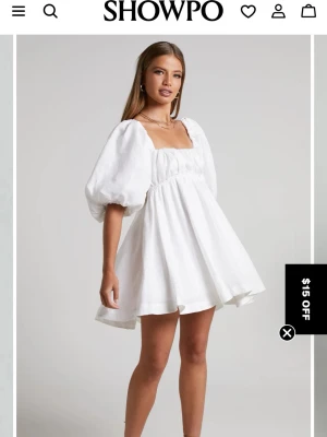 Vit kort klänning med puffärmar - Supersöt vit kort klänning från Showpo med puffiga korta ärmar, fyrkantig urringning och stor rosett i ryggen. Aldrig använd, prislappen kvar. Perfekt för studenten! Köptes för 600. Storlek 32 , men passar mig som vanligtvis har 36