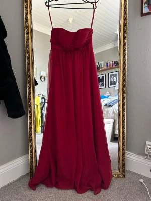 Vinröd balklänning - Jättefin långklänning perfekt till bal eller andra tillfällen!❤️ står storlek 10 men passar xs-s