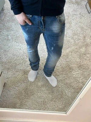 Black ace jeans  - Black ace Jeans med slitningar och hål | skick 9/10 | Storlek 31 | Pris - 449kr | Modellen är ca 180cm lång | Hör av dig vid minsta fråga eller fundering!!