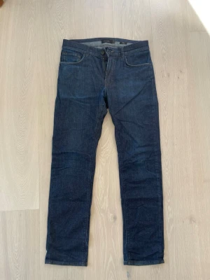 Mörkblå raka jeans från Massimo Dutti - Snygga mörkblå jeans från Massimo Dutti med klassisk femficksmodell och raka ben. Jeansen har normal midja och stängs med dragkedja och knapp. Perfekta till vardagslooken och tillverkade i ett mjukt denimtyg.