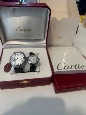 Carti Klocka - Brand new with box. One men watch is 41mm dial size. The other women size 33mm. Automatic movement.
